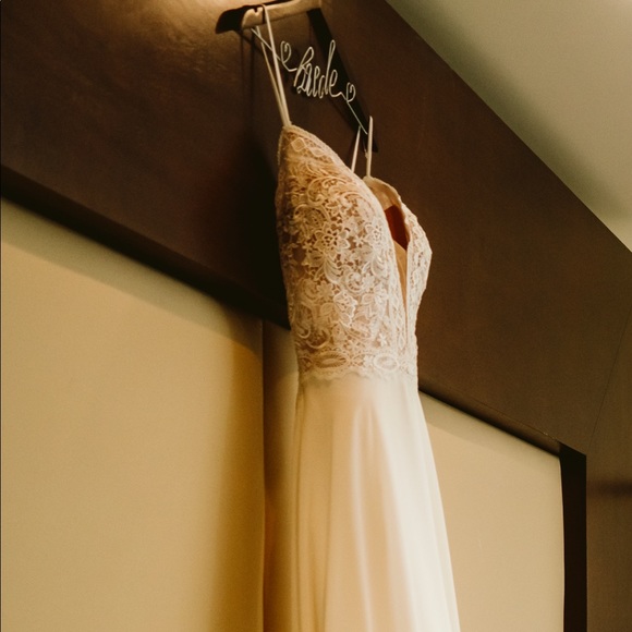 WEDDING DRESS - Picture 2 of 10